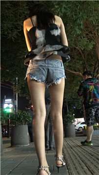 4k超清，夜幕下街拍超短热裤美眉 [1.55 GB]