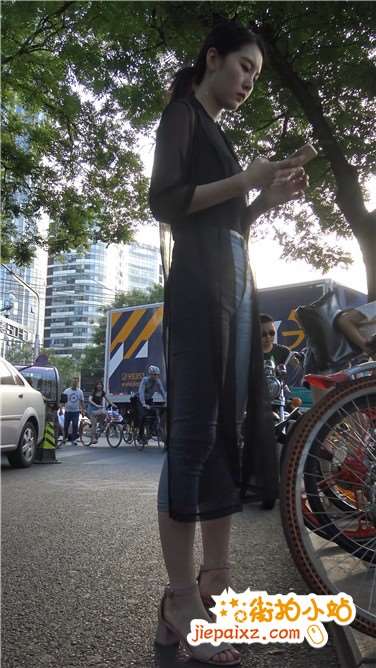 4k超清，紧身牛仔高挑长腿女神姐姐骑共享单车[1.36 GB]