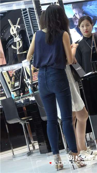 4k超清，丰腴大臀紧牛气质美妇包包店购物 [1.90 GB]