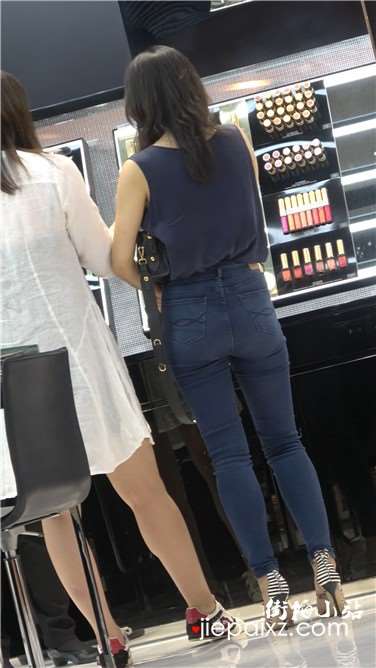 4k超清，丰腴大臀紧牛气质美妇包包店购物 [1.90 GB]