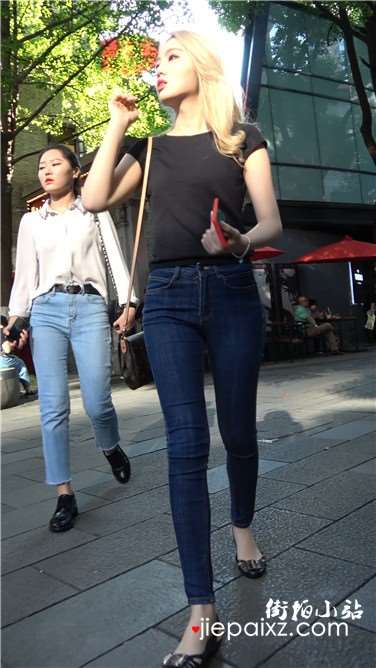 4k超清，街拍紧身蓝牛金发小姐姐，颜值爆表 [3.42 GB]