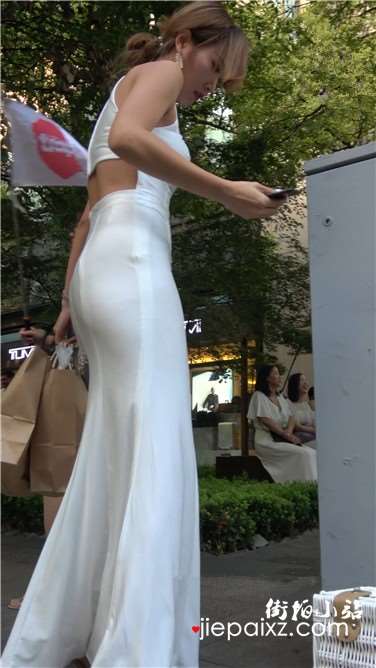 4k超清，街拍婉约大方长裙丰臀颜值甜美女神 [2.42 GB]