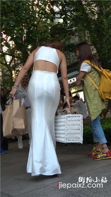 4k超清，街拍婉约大方长裙丰臀颜值甜美女神 [2.42 GB]