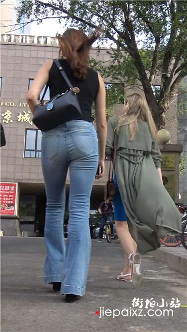 4k超清，街拍丰臀性感大长腿喇叭蓝牛气质女神[954 MB]