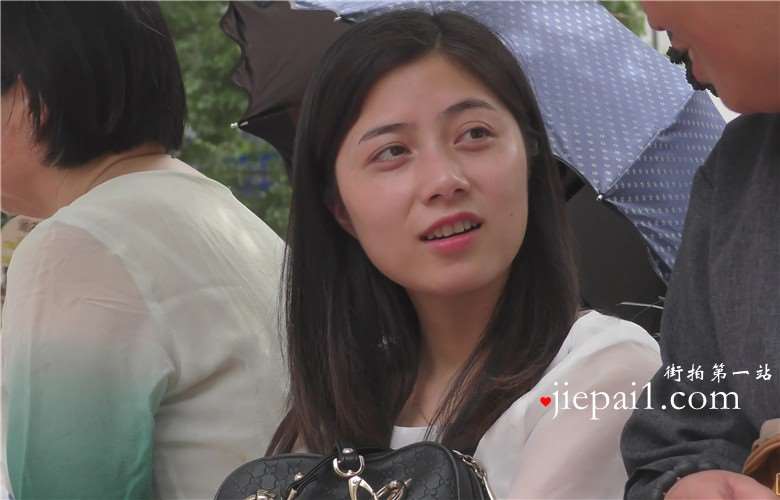 极品粉嫩玉足颜值爆表的女神公园花圃边跟老大爷闲聊。