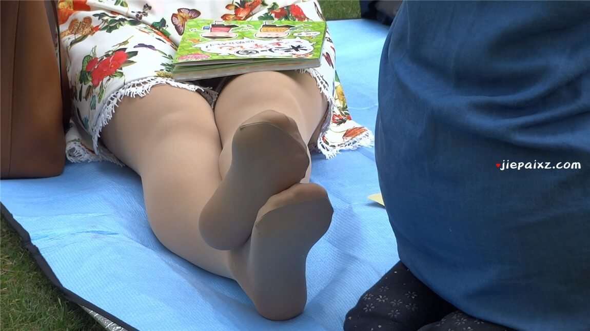 花裙子，长丝袜 [316 MB/MP4]