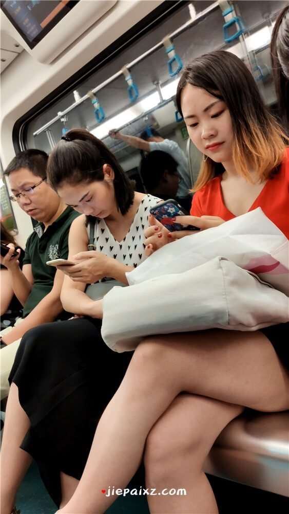 街拍红衣妹子 [597 MB/mp4]