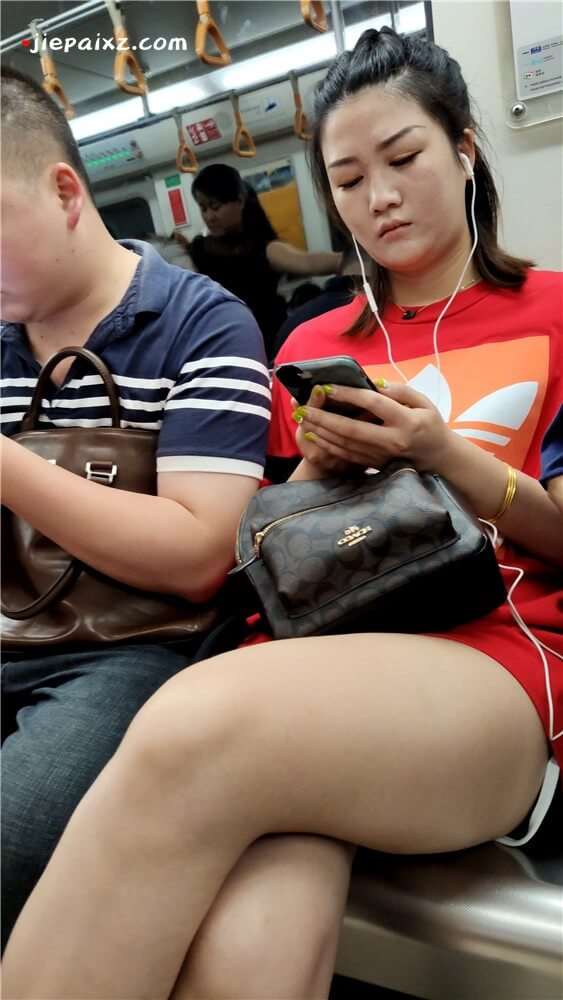 听歌的妹子