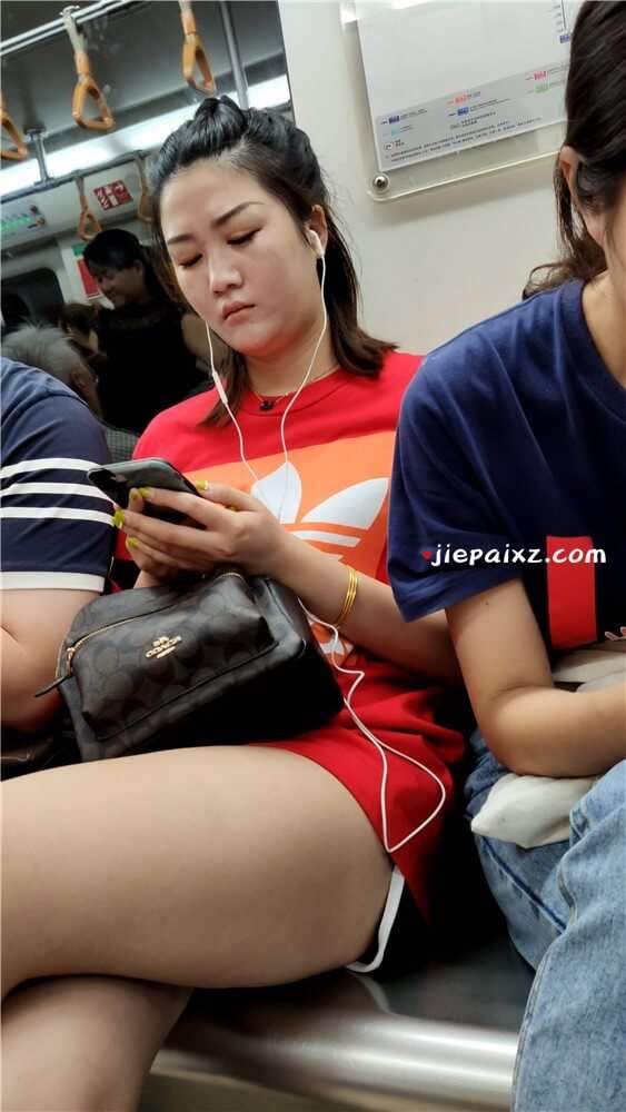 听歌的妹子