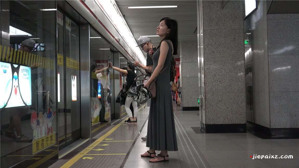 4K - 街拍等地铁的凉鞋少F