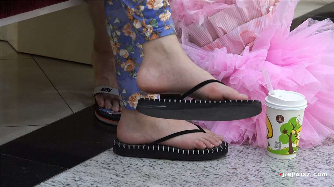 4K - 热恋中的花裤子美眉 [757 MB/MP4]