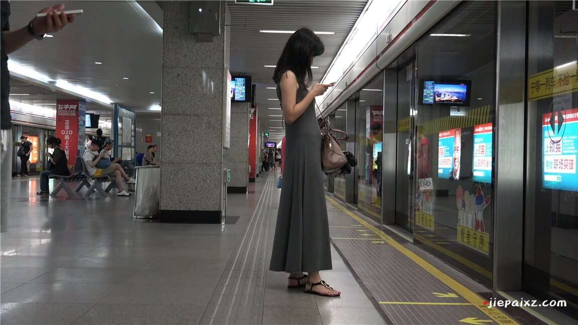 4K - 街拍等地铁的凉鞋少F
