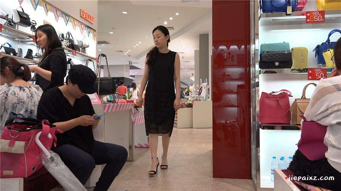 4K - 试鞋的黑色连衣裙美女 [1.10 GB/MP4]