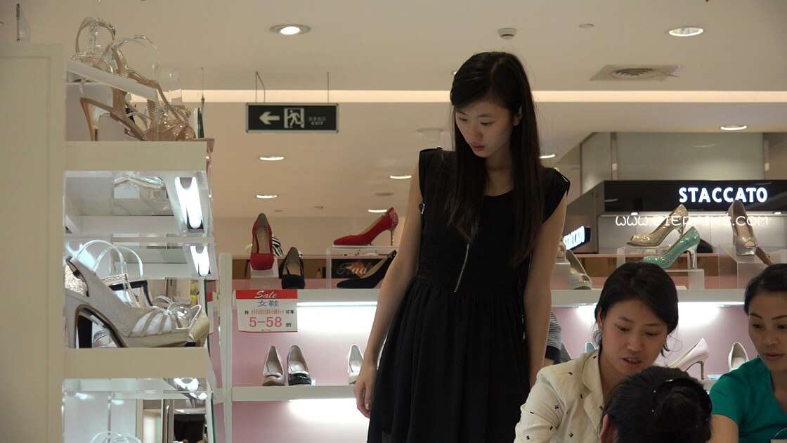 4K - 标准美女姐姐挑鞋相当认真 [739 MB/MP4]