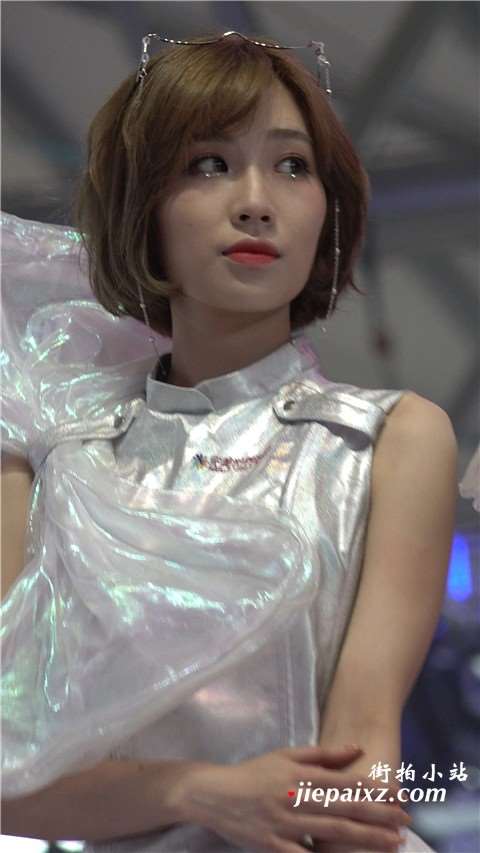 4K 2018CJ展会舞台上的白裙美女showgirl [520 MB]