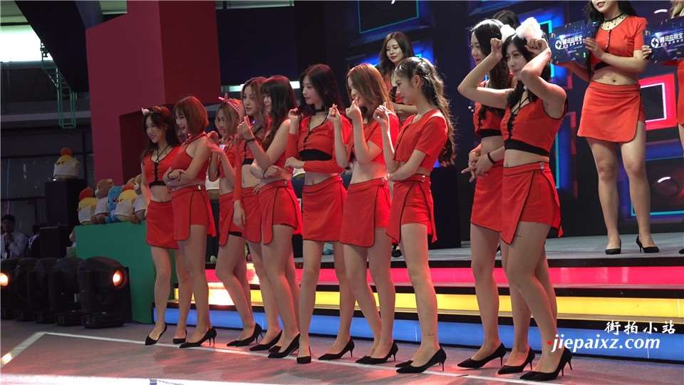 2018CJ - 舞台上的红装showgirl美女 [568 MB]