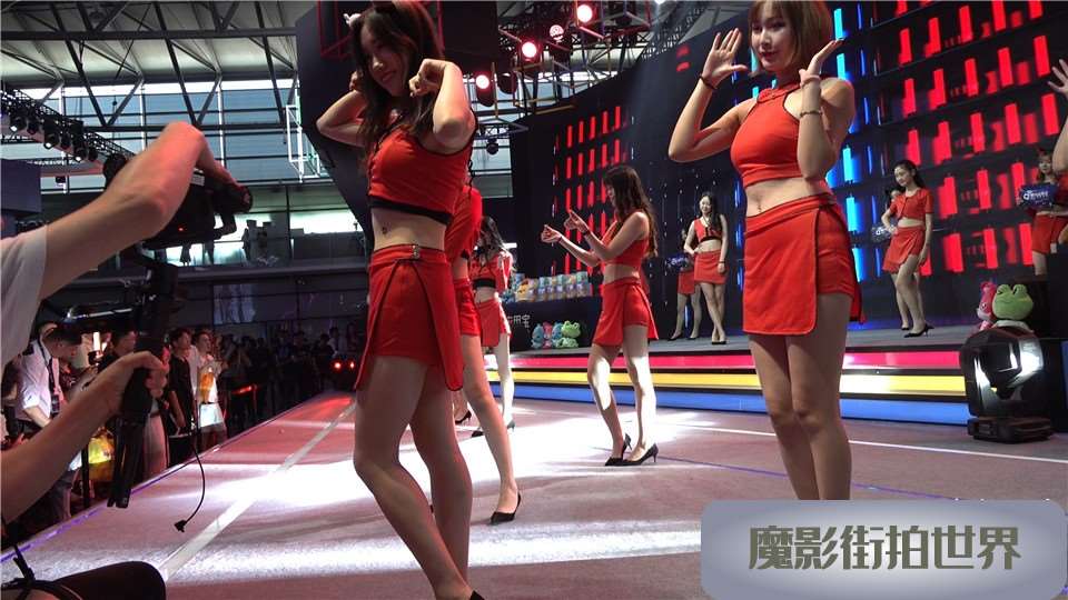2018CJ - 舞台上的红装showgirl美女 [568 MB]