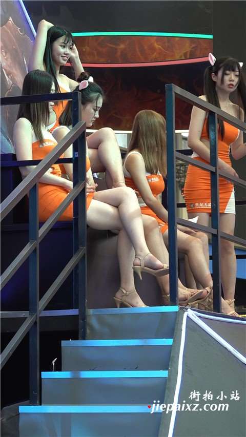 4K 橙色紧身裙街拍美女showgirl少女 [596 MB]