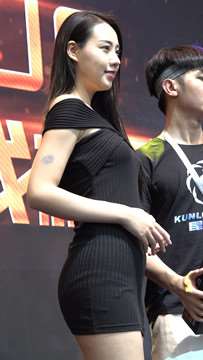 4K 舞台上的黑色紧身短裙美女 [1.09 GB]