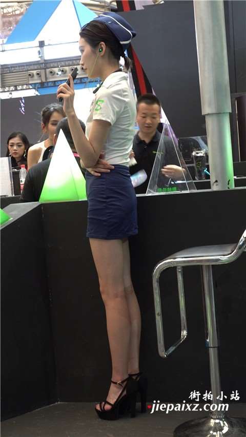 4K 性感制服美腿showgirl美女姐姐 [560 MB]
