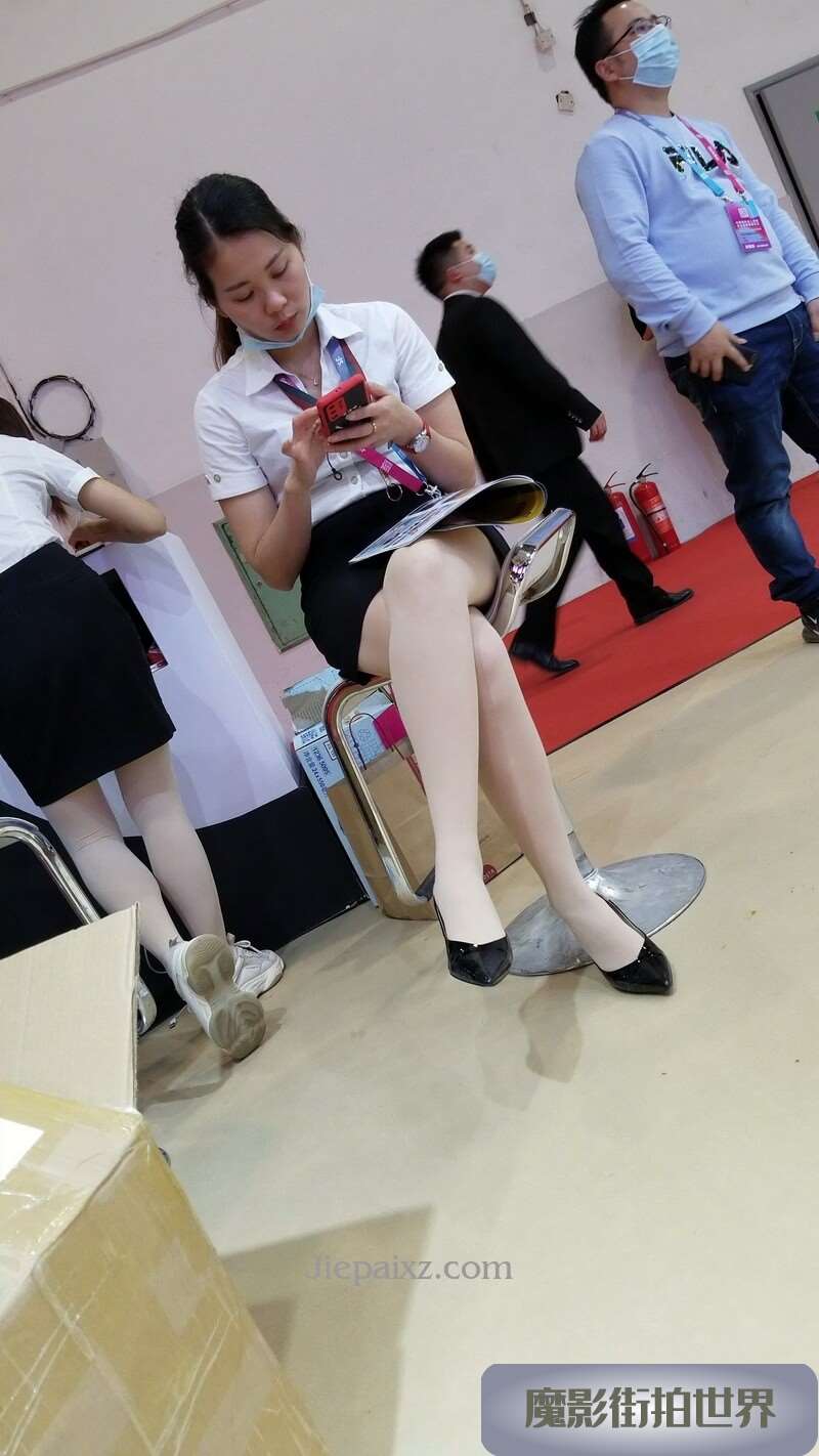 看手机的工作人员美女小姐姐 [457 MB]