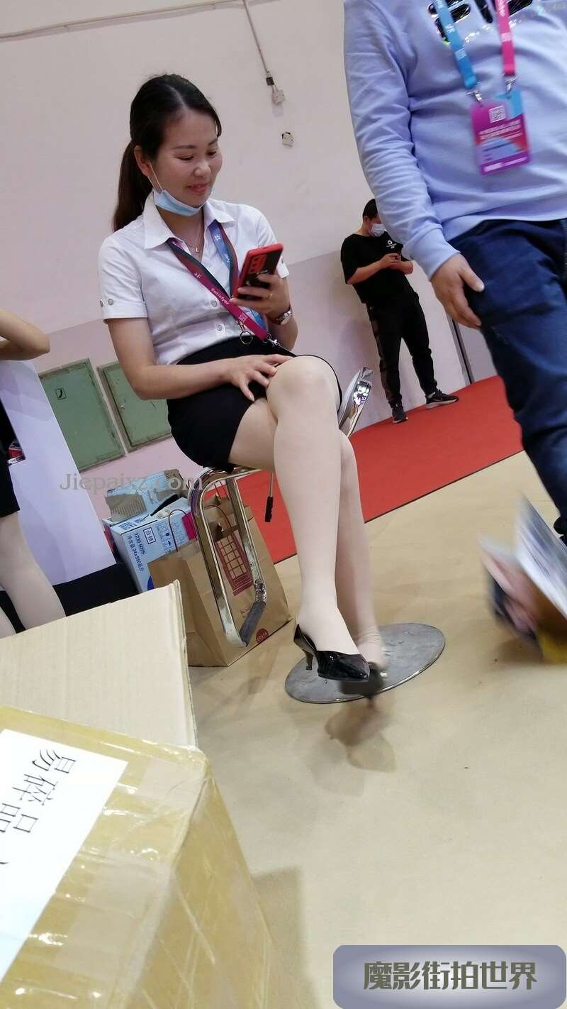 看手机的工作人员美女小姐姐 [457 MB]