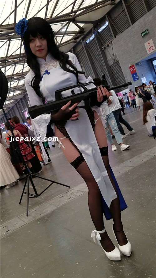 4K - 漫展的长筒袜高跟cosplay持枪少女[513 MB/mp4]