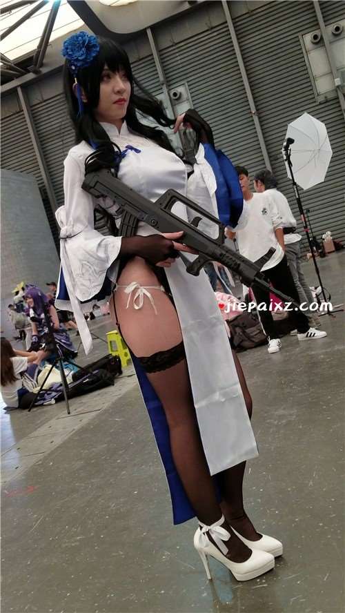 4K - 漫展的长筒袜高跟cosplay持枪少女[513 MB/mp4]