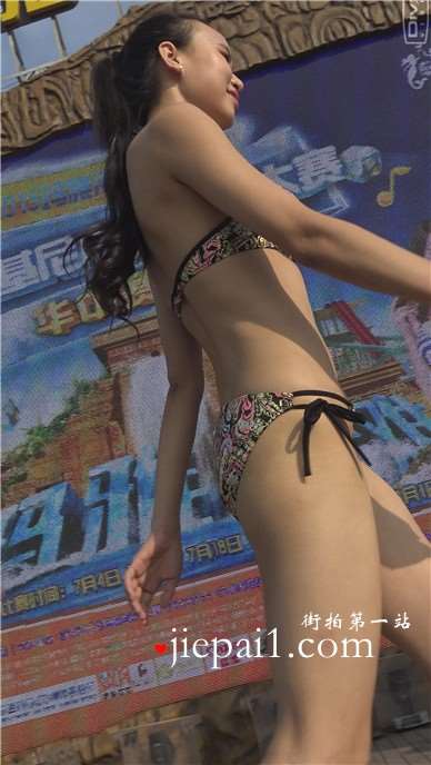 4k-超美身材花色比基尼泳装美女，身材像竹竿似的。