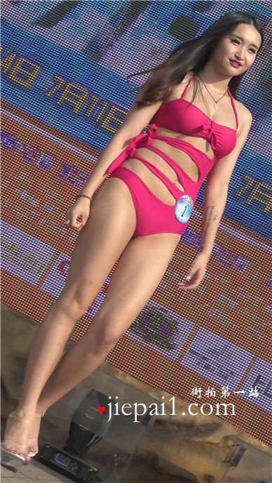 4k-连体比基尼泳装MM，身材丰腴。