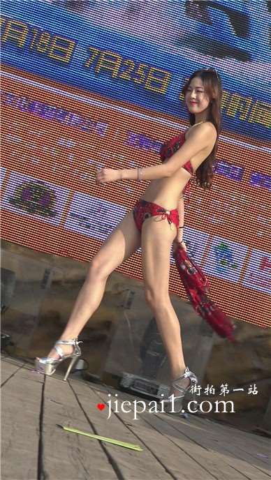 4k-性感长腿碎花大红色比基尼泳装MM。