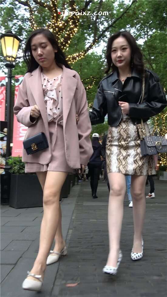 4K - 性感的丝袜美女短裙像蟒蛇皮一样，看着好狂野 [1.84 GB...