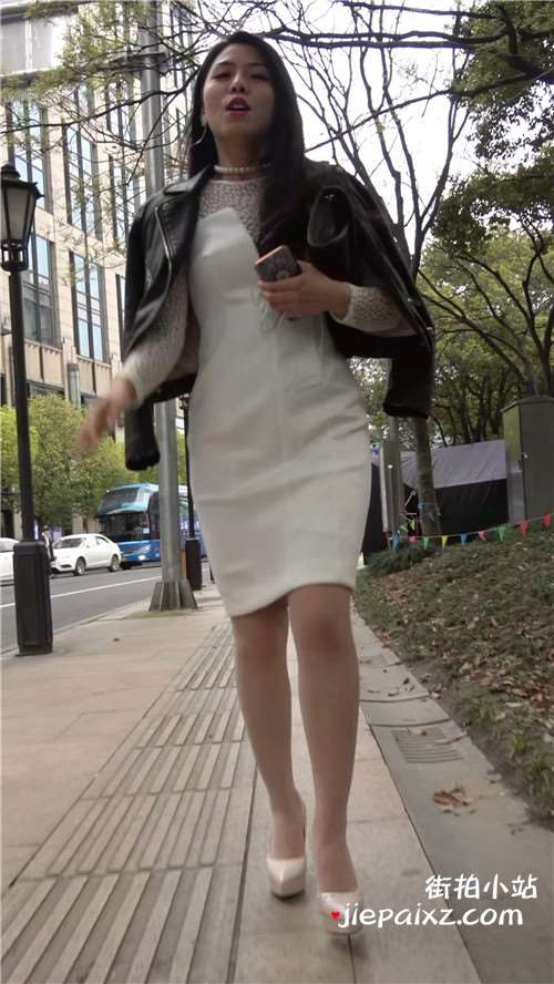 白裙子，丝袜高跟街拍美女 [968 MB/MP4]