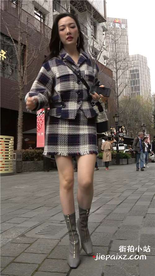 摆拍的性感街拍美女