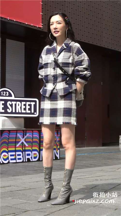 摆拍的性感街拍美女