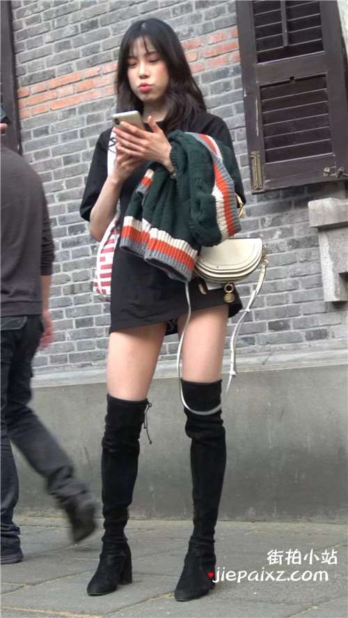 街拍黑色长靴性感美腿姑娘