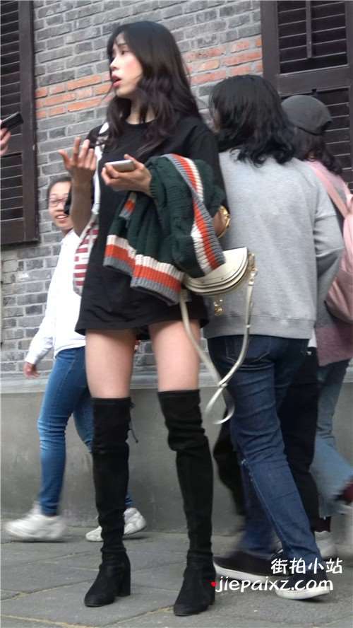 街拍黑色长靴性感美腿姑娘
