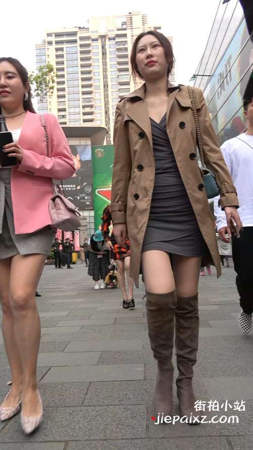 穿着挺时尚的街怕美女姐妹
