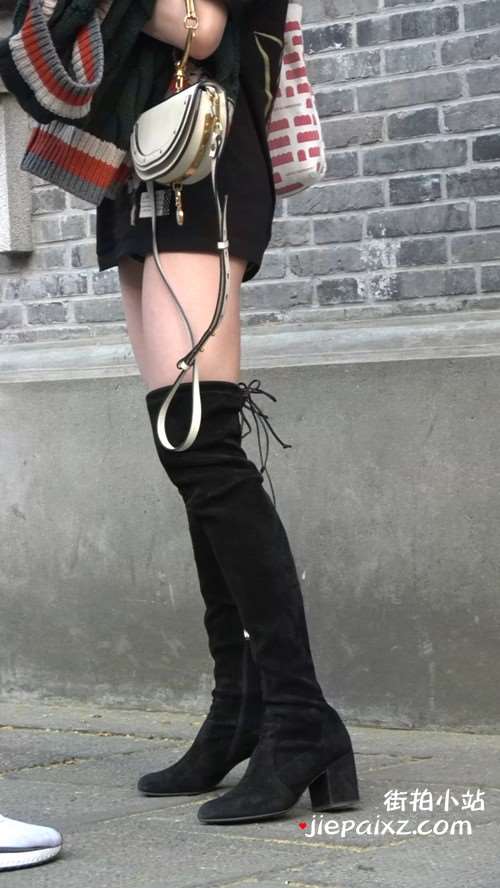 街拍黑色长靴性感美腿姑娘