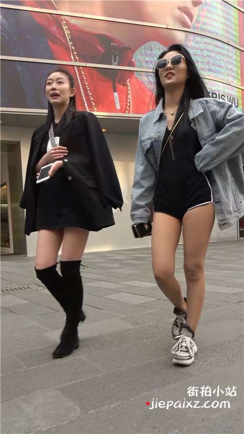 街拍美女姐妹俩逛街视频