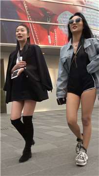 街拍美女姐妹俩逛街视频