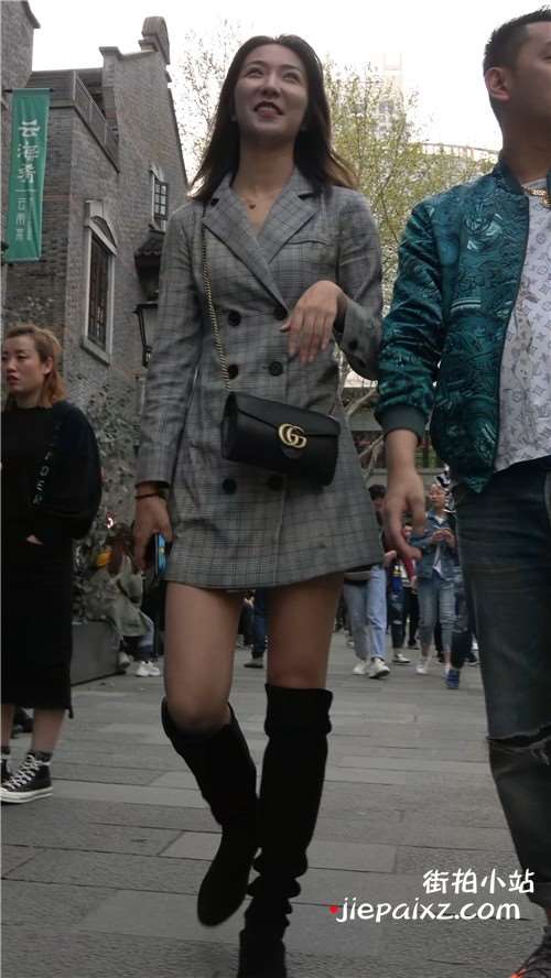 楚楚动人的长靴美腿街拍美女