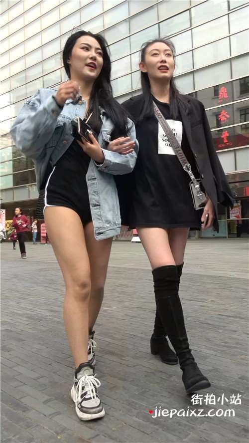街拍美女姐妹俩逛街视频