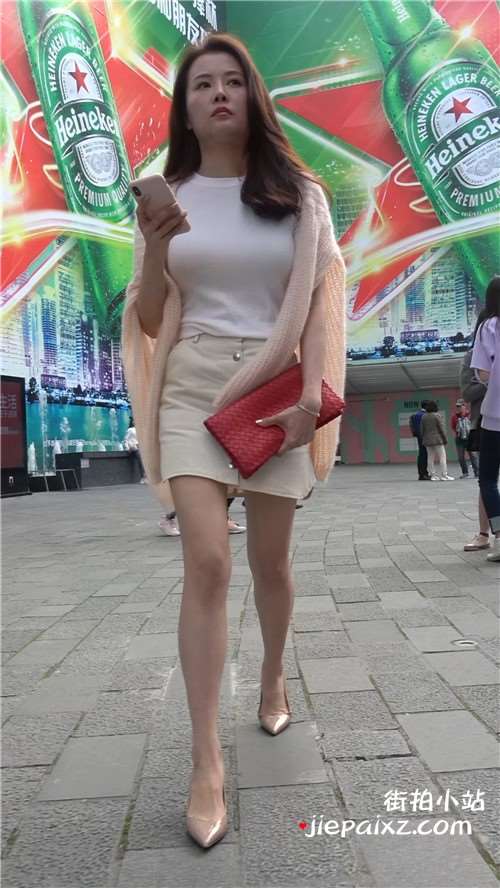 米色高跟，大长腿短裙性感街拍美女
