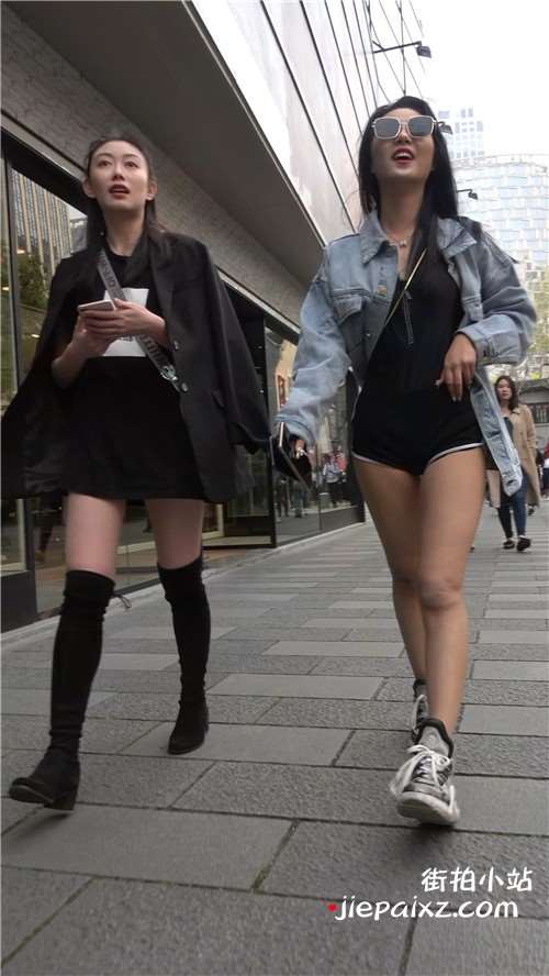 街拍美女姐妹俩逛街视频