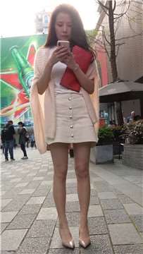 米色高跟，大长腿短裙性感街拍美女