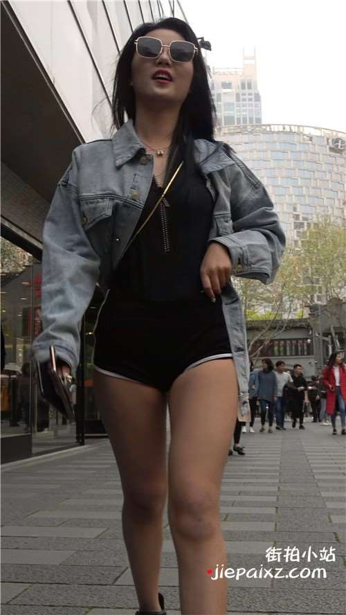 街拍美女姐妹俩逛街视频
