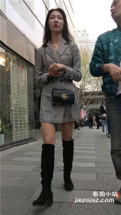 楚楚动人的长靴美腿街拍美女
