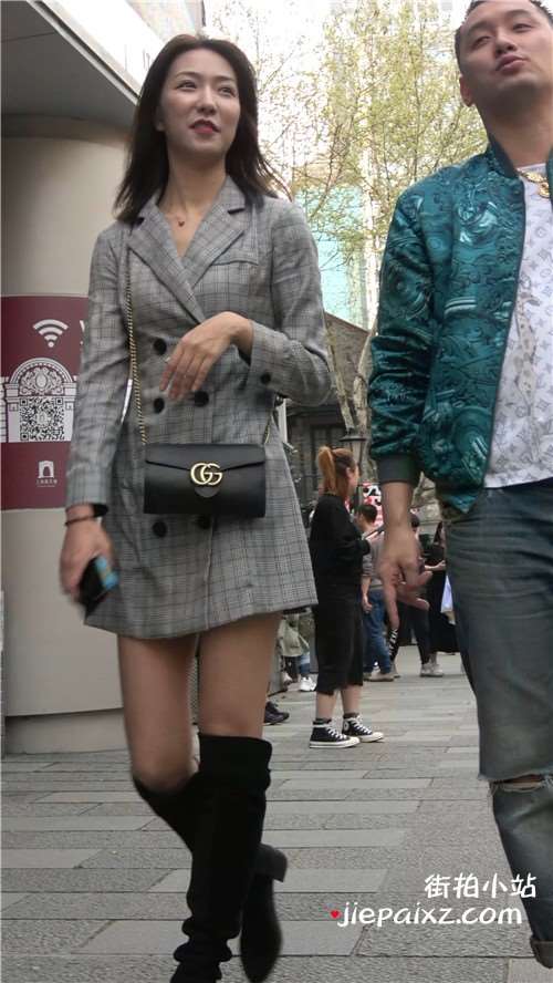 楚楚动人的长靴美腿街拍美女