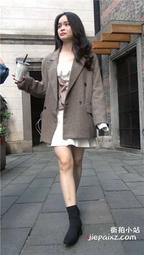 白裙美腿气质美女